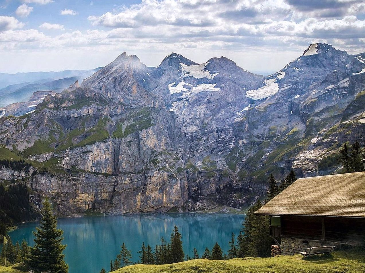 Hielo espeso bajo un cielo gris en el lago en las montañas